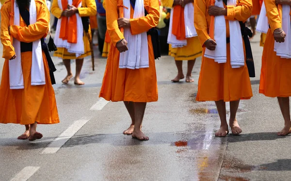 Soldados con ropas naranjas marchan por la ciudad durante un fes —  Fotos de Stock