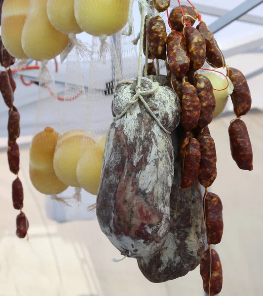 Stall with Italian products of the south with cheese and salami — Stock Photo, Image