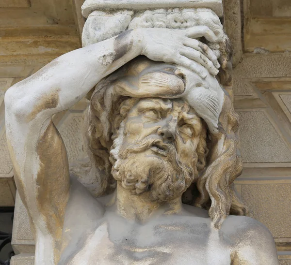 Statue appelée caryatides avec sa main sur son front et il voir — Photo