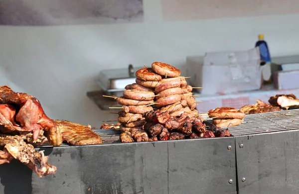 Straat Eten Stal Met Grote Gegrilde Worstjes Andere Gekookt Vlees — Stockfoto