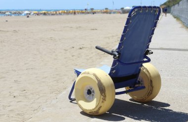 Denize gitmek için büyük şişme tekerlekleri ile özel tekerlekli sandalye