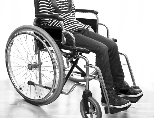 Criança em uma cadeira de rodas em seu quarto — Fotografia de Stock
