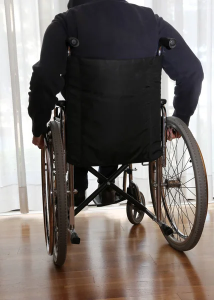 Niño en una silla de ruedas en la habitación de la clínica para rehabili —  Fotos de Stock