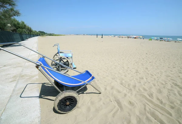 Две специальные инвалидные коляски отправятся на песчаный пляж — стоковое фото