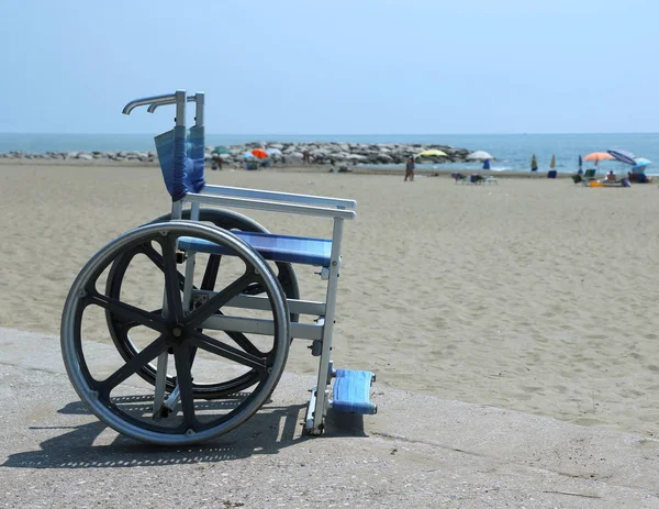 Silla de ruedas especial con grandes ruedas de acero para cruzar la playa de arena —  Fotos de Stock