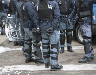 Polis kalkanlar ve isyan sırasında spor olayı dişli