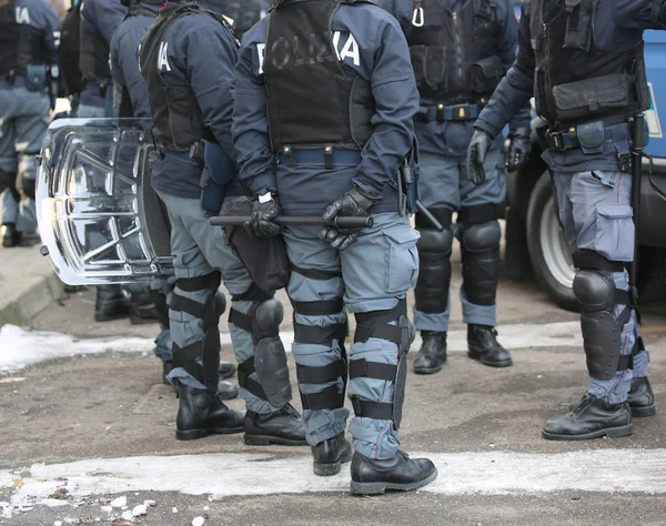 Поліція з щитами і бунтівним обладнанням під час спортивного заходу — стокове фото