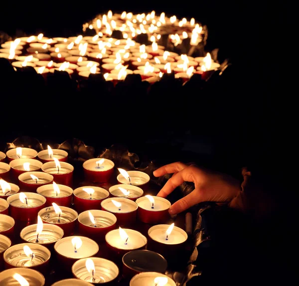 Személy a gyertya világít a vallási szertartás során — Stock Fotó