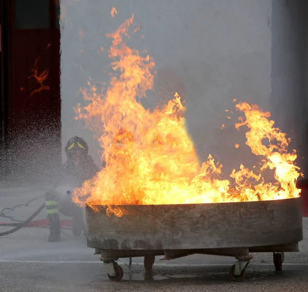 Fire fighters during the exercise in the firehouse to extinguish — Stock Photo, Image