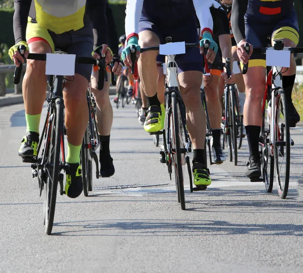 Ciclistas com bicicletas de corrida durante a corrida de ciclismo — Fotografia de Stock