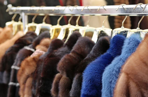 Vestiti e pellicce in vendita nel gancio nel mercato locale — Foto Stock