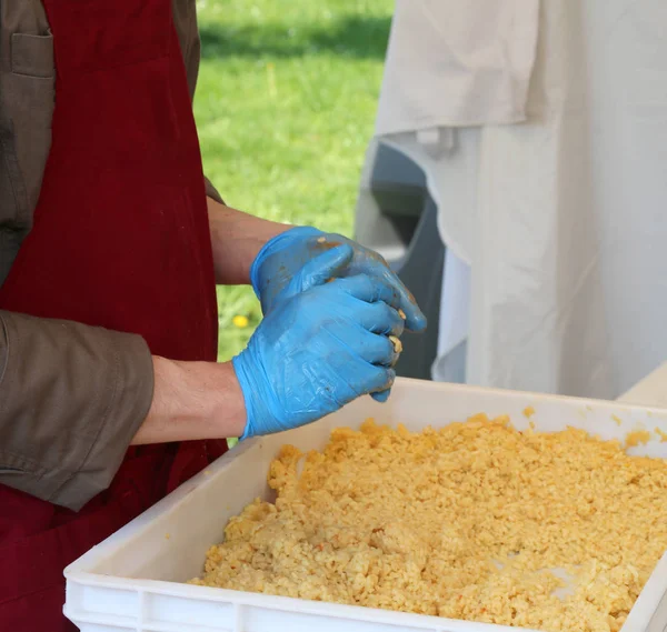 Cuisinier avec des gants bleus crée des boules de riz — Photo