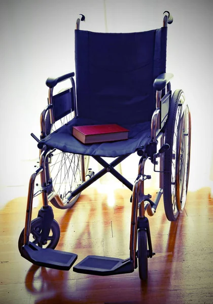 Книга на инвалидной коляске без людей — стоковое фото