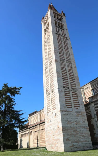 Bell tower av San Zeno basilika i Verona i Italien — Stockfoto