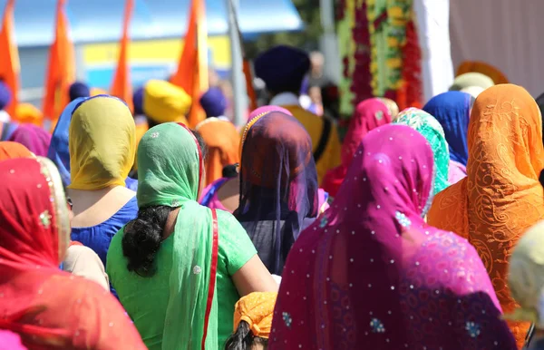 Vicenza, Vi, Italia - 8 aprile 2017: donne con abiti colorati — Foto Stock