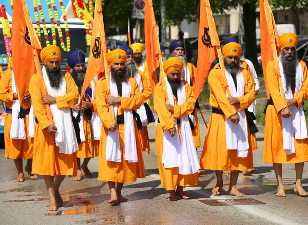 Vicenza, VI, Italia - 8 de abril de 2017: Hombres con turbantes Sikh Religi —  Fotos de Stock