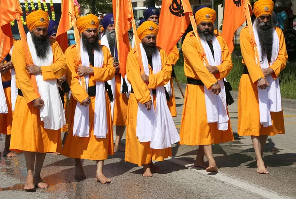 Vicenza, Vi, Włochy - 8 kwietnia 2017 r.: Procesja Sikh ludzi — Zdjęcie stockowe