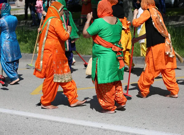 Віченца, Vi (Італія)-8 квітня 2017: босоніж жінок сикхів religiou — стокове фото