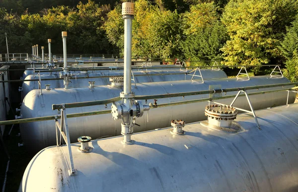 Tanques grandes de almacenamiento de gas metano para el suministro de energía —  Fotos de Stock