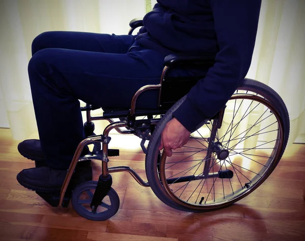 Homem idoso em uma cadeira de rodas na sala — Fotografia de Stock