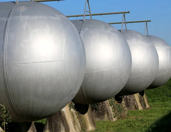 Grandi serbatoi di stoccaggio di gas metano per l'approvvigionamento energetico — Foto Stock