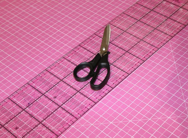 Ciseaux et plan de travail dans un atelier de couture — Photo