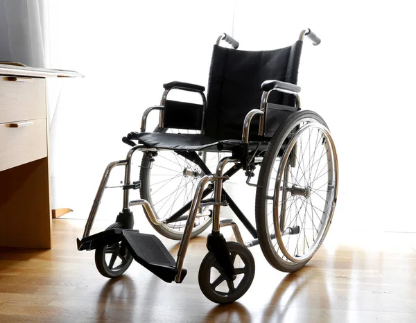 Спальня человека с инвалидным креслом — стоковое фото