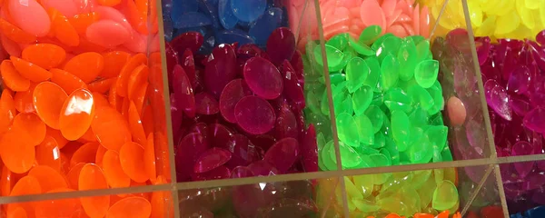 Ciondoli colorati per creare collane — Foto Stock