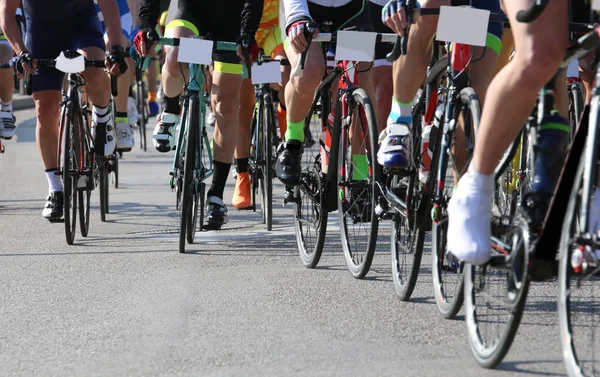 Ciclistas correndo rápido durante a corrida de estrada — Fotografia de Stock