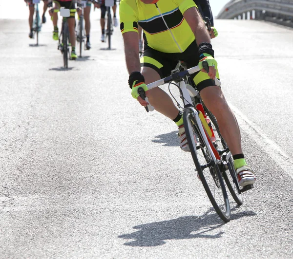 Ciclista rápido durante la carrera hasta el fondo de la colina —  Fotos de Stock