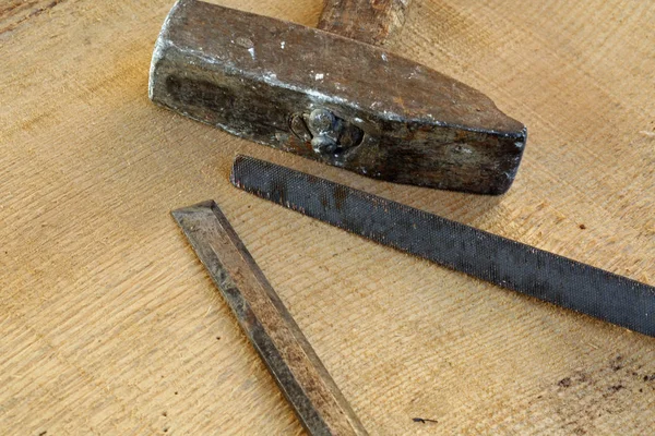 Martillo y cincel sobre fondo de madera rugosa — Foto de Stock