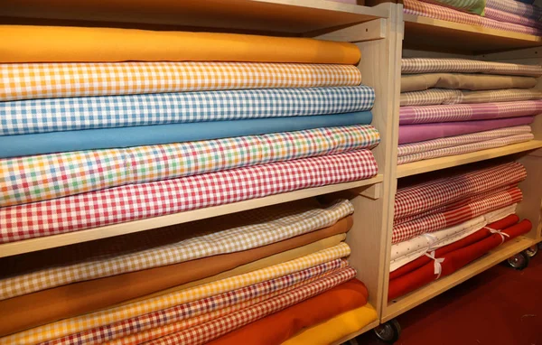 Im Stoffladen mit vielen Textilprodukten zum Verkauf — Stockfoto