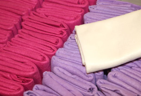 Tejidos de color púrpura para la venta en la tienda — Foto de Stock
