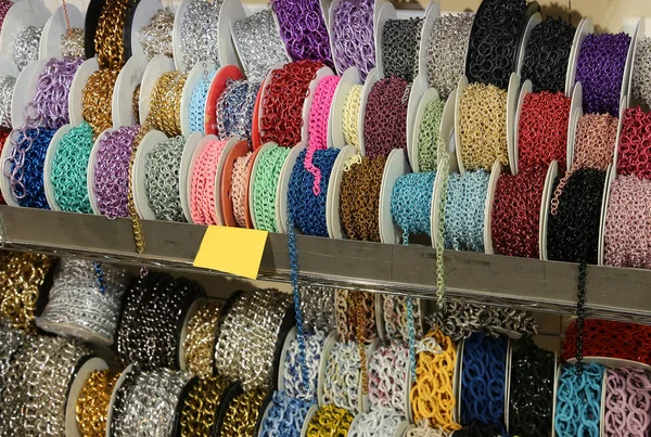 Collares y cadenas para la venta en rollo — Foto de Stock