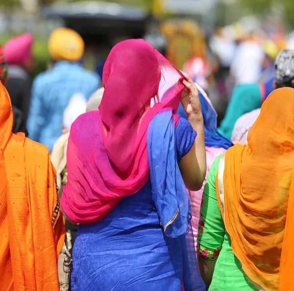 Sikhiska kvinnor med slöjor över deras huvuden under festivalen i th — Stockfoto