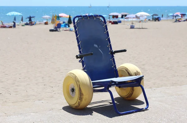 Инвалидное кресло с большими надувными колесами для выхода в море — стоковое фото