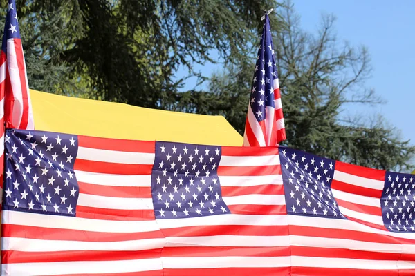 Amerikanische Flaggen im Freien — Stockfoto