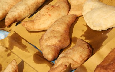 domates ve peynir ile Panzerotti adlı çok sıcak ekmek dolması