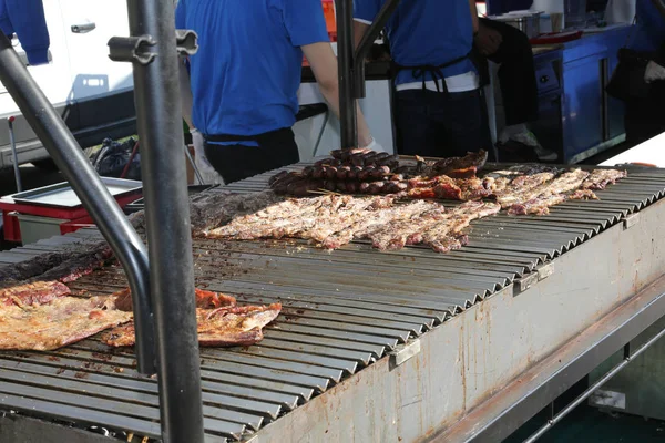 Grilled meat in a food stall on the street with bacon and cooked — Stock Photo, Image