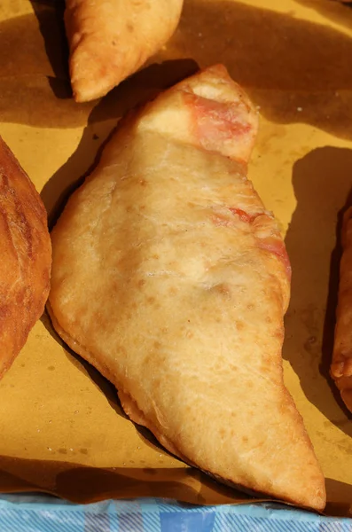 Włoskie nadziewane chleba smażone Panzerotti lub Pizza Puff z — Zdjęcie stockowe