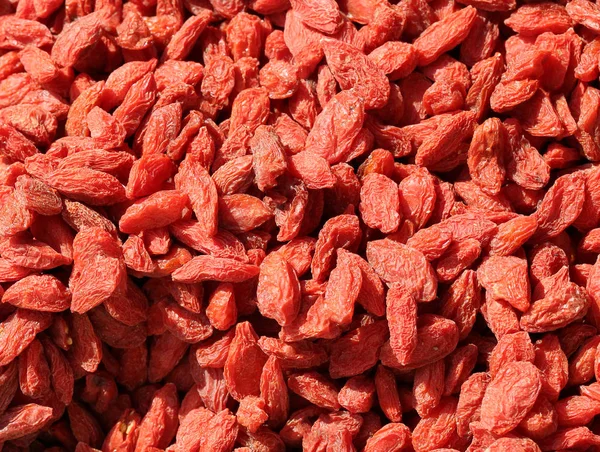 Bagas de goji secas vermelhas com muitas propriedades nutricionais — Fotografia de Stock