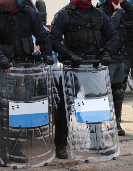 Поліцейські з щитами і бунтівним обладнанням під час спортивного заходу ... — стокове фото