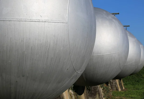 Serie de grandes depósitos de presión para el almacenamiento de gas natural — Foto de Stock