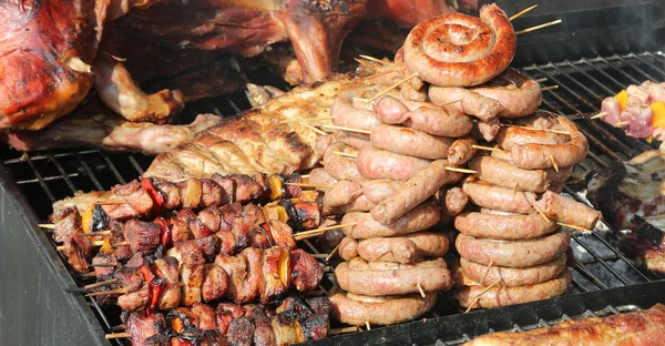 Barracão Comida Rua Vendendo Muita Carne Porco Com Espetos Salsichas — Fotografia de Stock