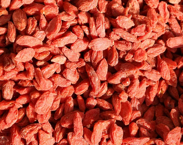 Χιλιάδες κόκκινα αποξηραμένα goji μούρα με πολλά θρεπτικά σωστή — Φωτογραφία Αρχείου