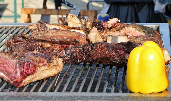 Pimientos amarillos y puestos de carne a la parrilla en la comida de la calle —  Fotos de Stock