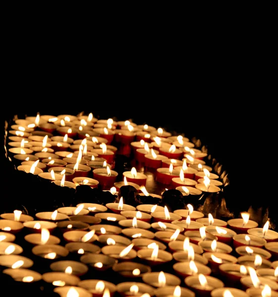 Bougies allumées avec la flamme chaude pendant la cérémonie religieuse — Photo