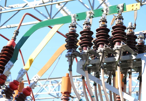 Isolatoren eines Hochspannungstransformators im Kraftwerk von s — Stockfoto