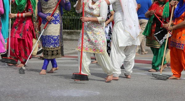 Многие сикхи женщины босиком во время уборки дороги — стоковое фото