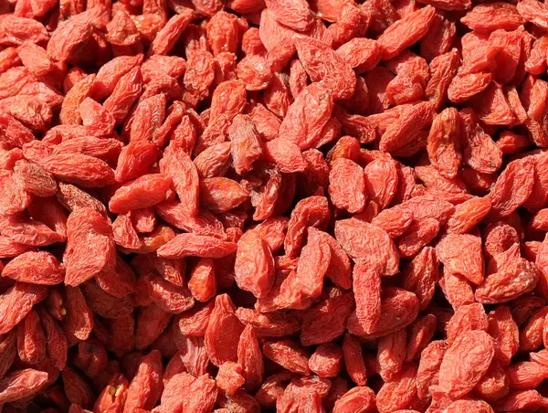 Bagas de goji secas vermelhas com muitas propriedades nutricionais — Fotografia de Stock